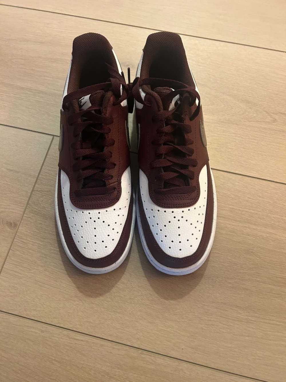 Nike Low-Top Sneakers in maroon, White and Metallic Swoosh - Picture 2 of 4